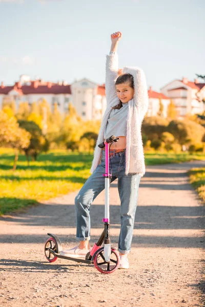 Retrato Linda Jovem Scooter Posando Verão Acabou Logo Outono Amarelo — Fotografia de Stock