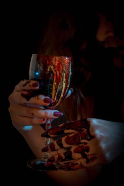 Karanlık bir arka plan siyah iç çamaşırı seksi genç kadın. Kırmızı kan ve deri üzerinde boya. Chelovein kavramı