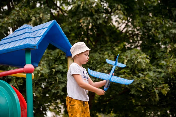 Menino Brincando Com Avião Brinquedo Parque Dia Ensolarado — Fotografia de Stock