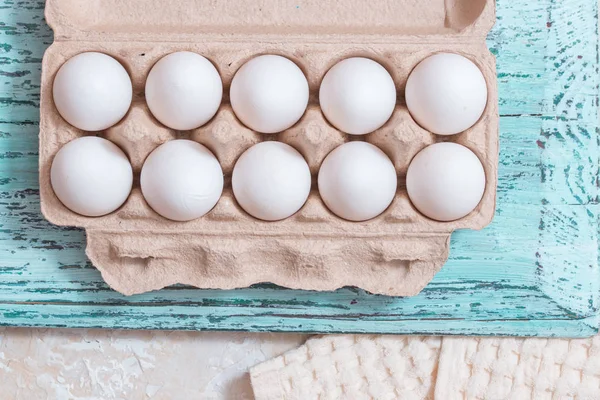 鸡蛋和鸭蛋混合放在纸盘上 在蓝色木质复古背景 亚麻布 烹调食物 Flait — 图库照片