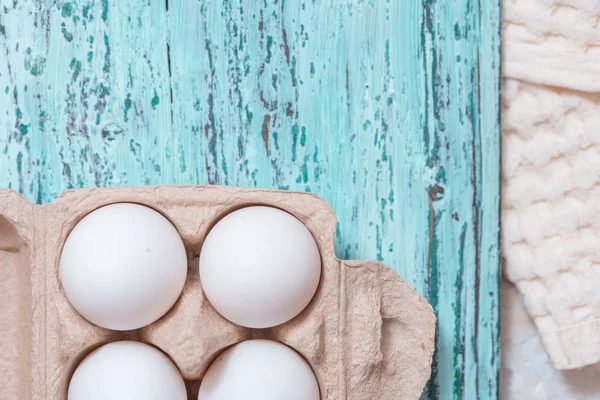 鸡蛋和鸭蛋混合放在纸盘上 在蓝色木质复古背景 亚麻布 烹调食物 Flait 复制空间 — 图库照片