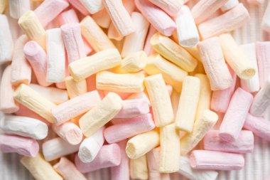Küçük farklı renkli şekerleme. Pembe renk arka plan mavi, yeşil, pembe marshmallow ile tinged