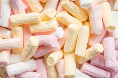 Küçük farklı renkli şekerleme. Pembe renk arka plan mavi, yeşil, pembe marshmallow ile tinged