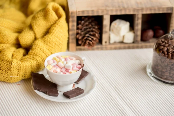 Heiße Schokolade Mit Marshmallows Auf Blauem Hintergrund Draufsicht Nahaufnahme — Stockfoto