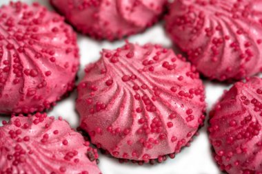 Ev yapımı pembe zephyr veya marshmallow kopya alanı beyaz zemin üzerine pembe plaka. Ahududu berry yuvarlak çikolata marshmallow. Sevgililer ya da anneler günü kavramı