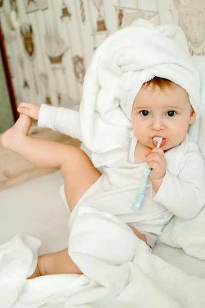 Μωρό Πετσέτα Βρέφος Πορτρέτο Μια Λευκή Πετσέτα Τοποθετείται Στο Κορίτσια — Φωτογραφία Αρχείου
