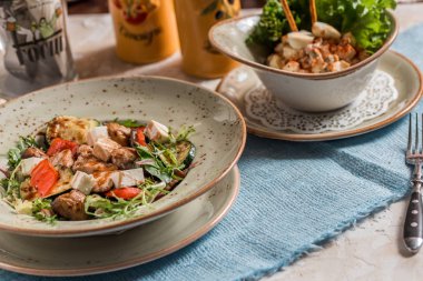 Bahar sebze salata domates turp soğan peynir ve zeytin.