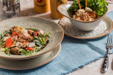 Bahar sebze salata domates turp soğan peynir ve zeytin.