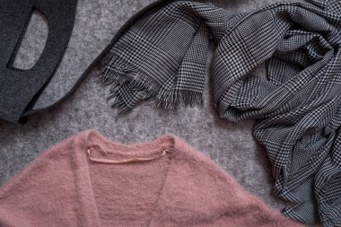 düz yatıyordu womans aksesuarları ve giyim, moda trend, vintage hippi tarzı, ahşap arka plan, Gezgin, sonbahar yaprakları, kırmızı kazak, kot pantolon, gömlek, şapka