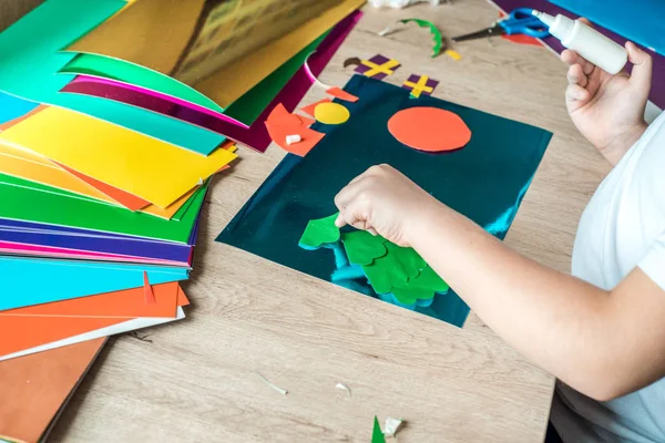 Dziecko trzyma w Boże Narodzenie stylu piłkę w ręce. Dziecko jest przedstawienie w stylu piłkę Bożego Narodzenia. Proste z recyklingu rzemiosła i zajęcia dla dzieci. Boże Narodzenie wystrój zestaw na drewnianym stole — Zdjęcie stockowe