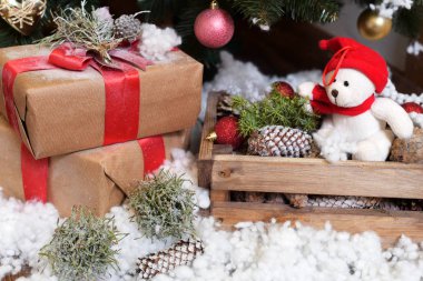 Noel süsleri, çam dalları, mumlar ve balmumu kompozisyon stüdyoda ahşap arka plan üzerinde. Yeni yıl buket veya Noel çelenk