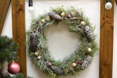 Noel süsleri, çam dalları, mumlar ve balmumu kompozisyon stüdyoda ahşap arka plan üzerinde. Yeni yıl buket veya Noel çelenk