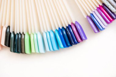 Güzellik Salonu içinde parlak çok renkli manikür. Güzellik ve seçim kavramı