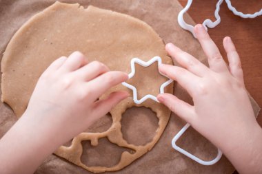 Yılbaşı kurabiyeleri. Kapağı, arka plan, duvar kağıdı. Kalıpları pişirme ile işlenmiş bir hamur. Ev yapımı Noel kurabiye. Merry christmas ve yeni yıl kavramı