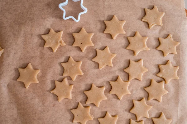 Recortes Masa Galletas Tablero Madera Cocina Casera Pan Jengibre Navidad — Foto de Stock