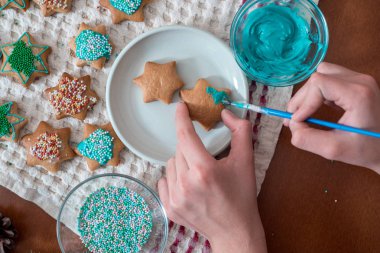 Noel gingerbread dekorasyon ve pişirme işlemi. Eller mix turkuaz sır ve boya gingerbread ev.