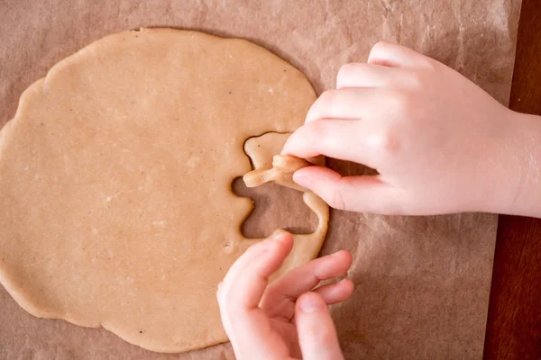 Hamur Yapmak Yapımı Gingerbread Çerezleri Noel Için Pişirin Gingerbread Bir Telifsiz Stok Imajlar