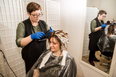 Profesyonel kuaför müvekkili saç boyama