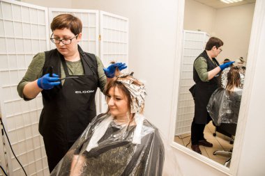 Profesyonel kuaför müvekkili saç boyama