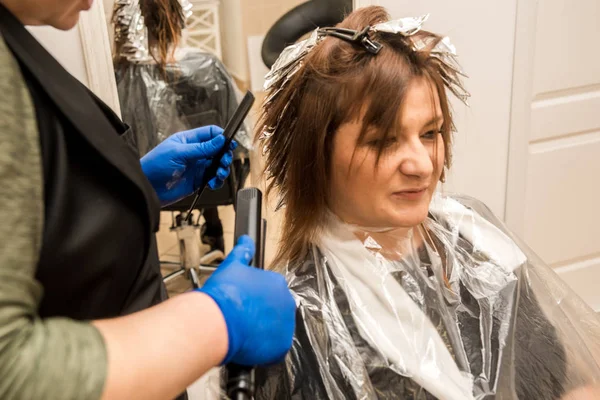 Professionelle Friseurin färbt Haare ihres Kunden — Stockfoto