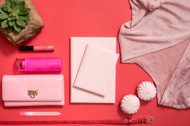 Tatil üzerinde üstten görünüm temel modern genç bayan veya kız. Kadının yaz tatil aksesuarları pastel renk arka plan üzerinde oluşur. Plaj moda, yaz konsepti. Trendy renkler.
