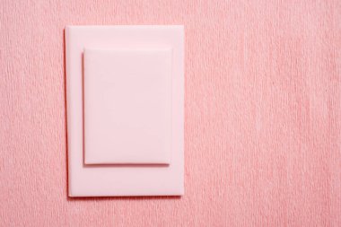 Defter, eskiz defteri veya pembe boş sayfa ve snack - çörek Beyaz ahşap masa üzerinde karalama defteri. Fikirler, notlar, yazma veya kavram çizim planlaması. Üstten görünüm.