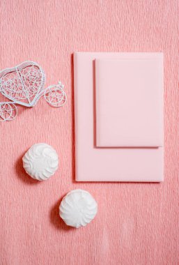 Sevgililer günü kompozisyon: beyaz hediye kutuları yay ve kırmızı kalpler, fotoğraf şablonu, arka plan hissettim. İki pembe Notebook, beyaz tatlılık. Üstten görünüm. Yukarıdan görüntülemek.