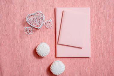 Sevgililer günü kompozisyon: beyaz hediye kutuları yay ve kırmızı kalpler, fotoğraf şablonu, arka plan hissettim. İki pembe Notebook, beyaz tatlılık. Üstten görünüm. Yukarıdan görüntülemek.