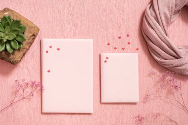 Üstten görünüm kadın moda aksesuarları pembe düz yatıyordu. Siyah gözlük, çanta, izlemek, ruj, kadın essentials parfüm