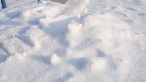 Schaufel Schaufelt Schnee Großer Berg Schnee Weiße Kalte Schneewehen Der — Stockvideo