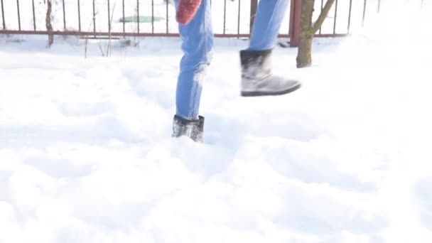 Hombre Patea Nieve Invierno Helado Día Soleado Invierno Frío — Vídeo de stock