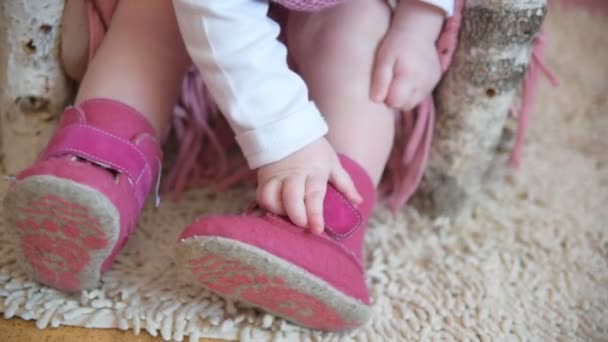 Bébé Court Des Chaussures Pieds Bébé Chaussures Roses Hiver Confortable — Video