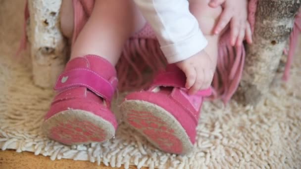 Barnet Kör Skor Fötter Baby Rosa Skor Mysig Vinter Zinyaya — Stockvideo