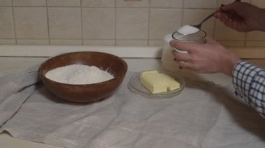 Çikolatalı kek yapmak için malzemeler. Çikolatalı kek, hamur yoğurmak. Un, şeker ve bitter çikolata, yumurta ve süt. Un içine kuru karışımı dökün. Eritilmiş tereyağı ve çikolata adım adım dökün