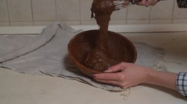 Çikolatalı kek yakın çekim tablo hazırlanması işlemleri. Çikolatalı kek pişirme. hamur pişirme çanağı içinde düzenleyin. adım adım