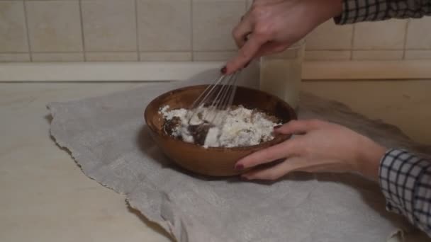 チョコレート ケーキを作るための材料 チョコレートのマフィンは 生地をこねます 小麦粉 ビター チョコレート 粉に乾燥した混合物を注ぐ 溶かしバターとチョコレート ステップバイ — ストック動画