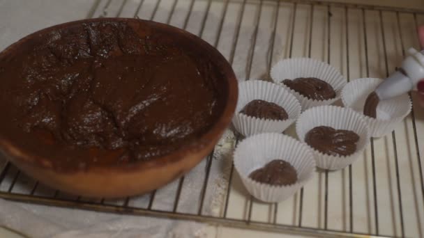 Processos Preparação Muffins Chocolate Close Sobre Mesa Cozinhar Cupcakes Chocolate — Vídeo de Stock