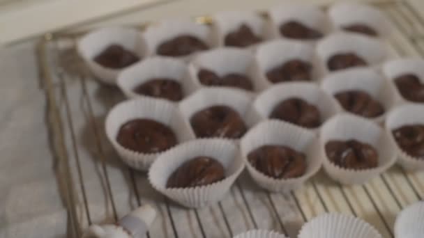 Processerna För Beredning Choklad Muffins Närbild Bordet Matlagning Choklad Cupcakes — Stockvideo