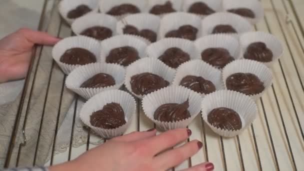 Processos Preparação Muffins Chocolate Close Sobre Mesa Cozinhar Cupcakes Chocolate — Vídeo de Stock