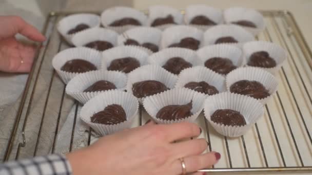 Processi Preparazione Muffin Cioccolato Primo Piano Sul Tavolo Cucinare Cupcake — Video Stock