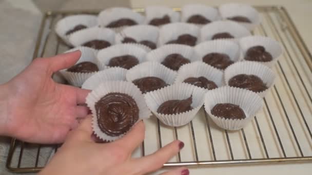 Los Procesos Preparación Las Magdalenas Chocolate Primer Plano Sobre Mesa — Vídeos de Stock