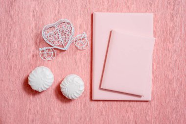 Sevgililer günü kompozisyon: beyaz hediye kutuları yay ve kırmızı kalpler, fotoğraf şablonu, arka plan hissettim. İki pembe Notebook, beyaz tatlılık. Üstten görünüm. Yukarıdan görüntülemek.