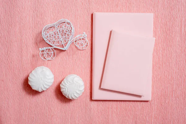 Sevgililer günü kompozisyon: beyaz hediye kutuları yay ve kırmızı kalpler, fotoğraf şablonu, arka plan hissettim. İki pembe Notebook, beyaz tatlılık. Üstten görünüm. Yukarıdan görüntülemek.