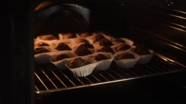 Kek fırında yapılır. Fırında pişirme çikolata kakpeyki. adım adım