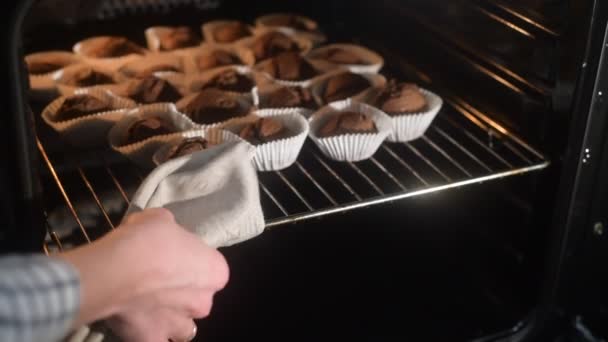 Muffin Kemencében Készülnek Sütő Főzés Csokoládé Kakpeyki Lépésről Lépésre — Stock videók