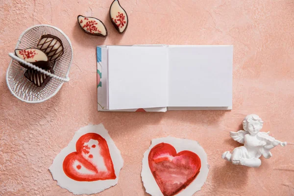 Corazón Acuarela Sobre Fondo Rosa Ángel Blanco Pinceles Pinturas Brillantes — Foto de Stock