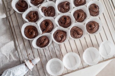 Çikolatalı kek yakın çekim tablo hazırlanması işlemleri. Çikolatalı kek pişirme. hamur pişirme çanağı içinde düzenleyin. adım adım