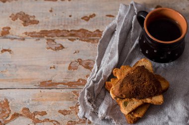 Bir fincan çay kahve, çikolata, kopya alanı. Sonbahar soğuk yağmurlu günler için sıcak bir içecek. Hygge kavramı, Sonbahar ruh hali. tatlı hamur işleri, rustik tarzı, kil cup ile çay