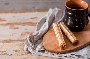 Bir fincan çay kahve, çikolata, kopya alanı. Sonbahar soğuk yağmurlu günler için sıcak bir içecek. Hygge kavramı, Sonbahar ruh hali. tatlı hamur işleri, rustik tarzı, kil cup ile çay