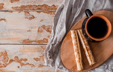 Bir fincan çay kahve, çikolata, kopya alanı. Sonbahar soğuk yağmurlu günler için sıcak bir içecek. Hygge kavramı, Sonbahar ruh hali. tatlı hamur işleri, rustik tarzı, kil cup ile çay